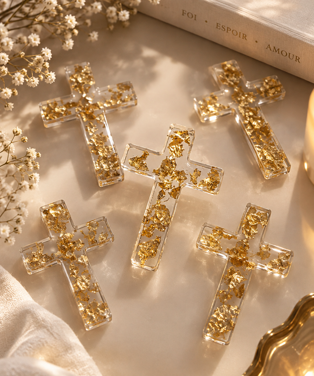 Croix en résine dorée avec feuilles d'or véritables, posées sur un livre Foi Espoir Amour