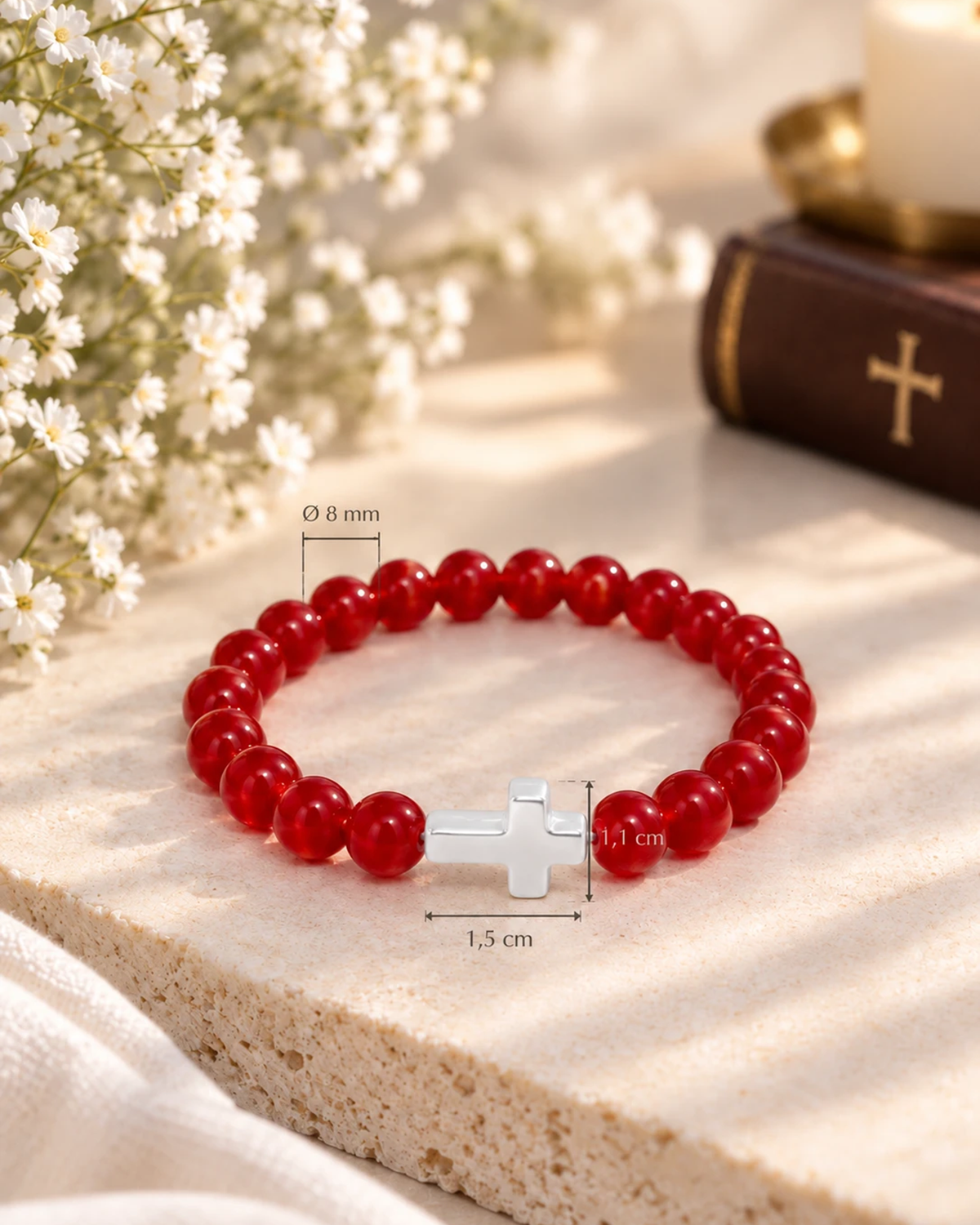 Dimensions du bracelet Amour du Christ : perle 8 mm, croix 1,5 x 1,1 cm
