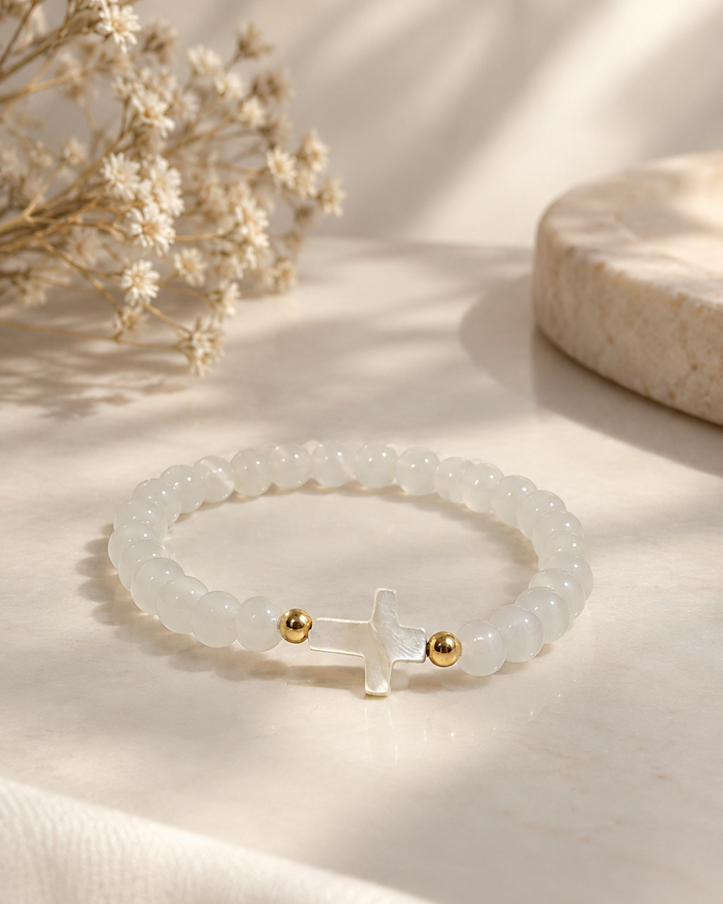 Bracelet élastique en pierre naturelle blanche avec croix en nacre et perles dorées