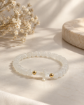 Bracelet élastique en pierre naturelle blanche avec croix en nacre et perles dorées