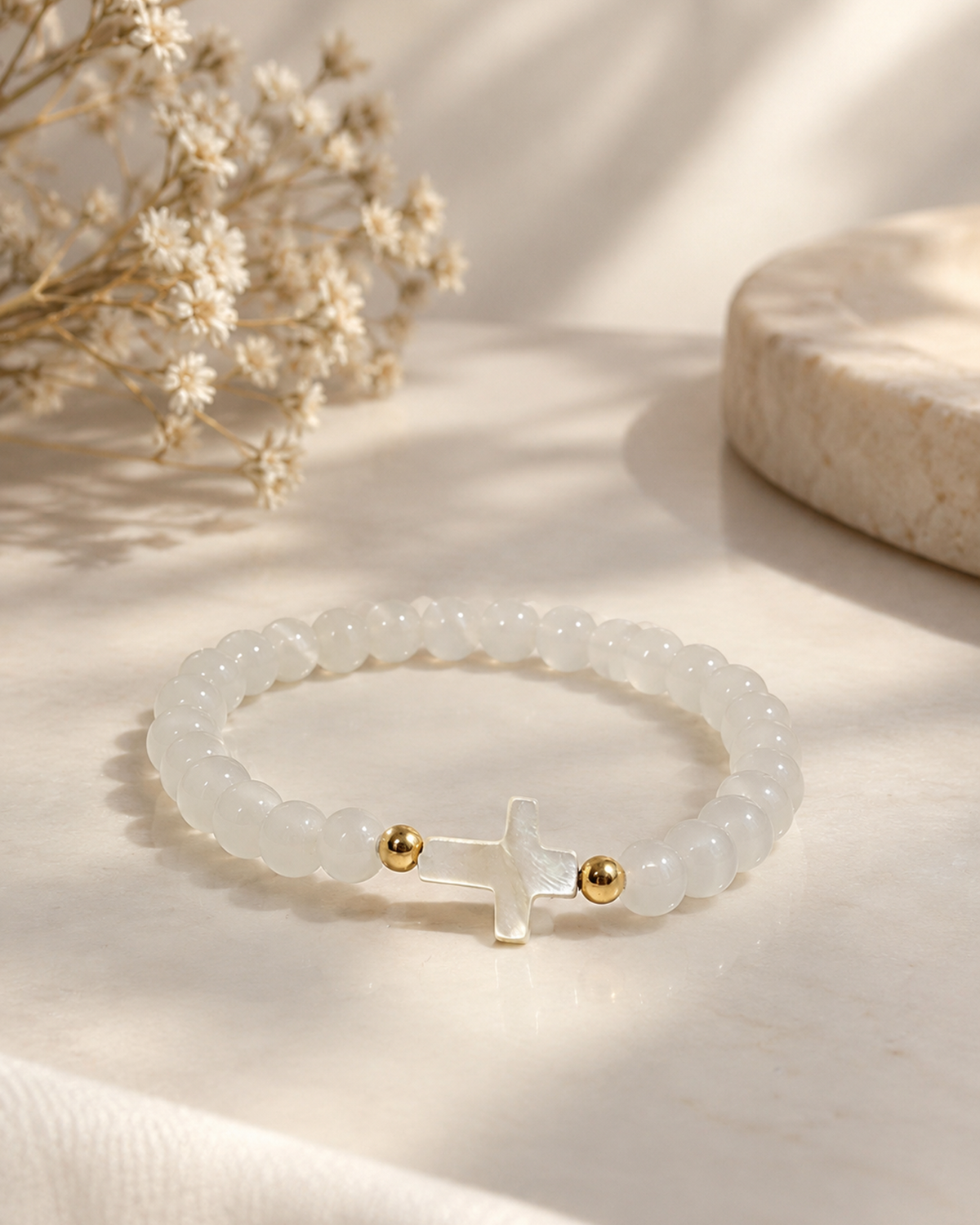 Bracelet élastique en pierre naturelle blanche avec croix en nacre et perles dorées