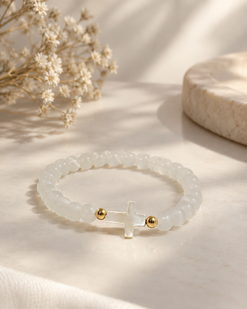 Bracelet élastique en pierre naturelle blanche avec croix en nacre et perles dorées