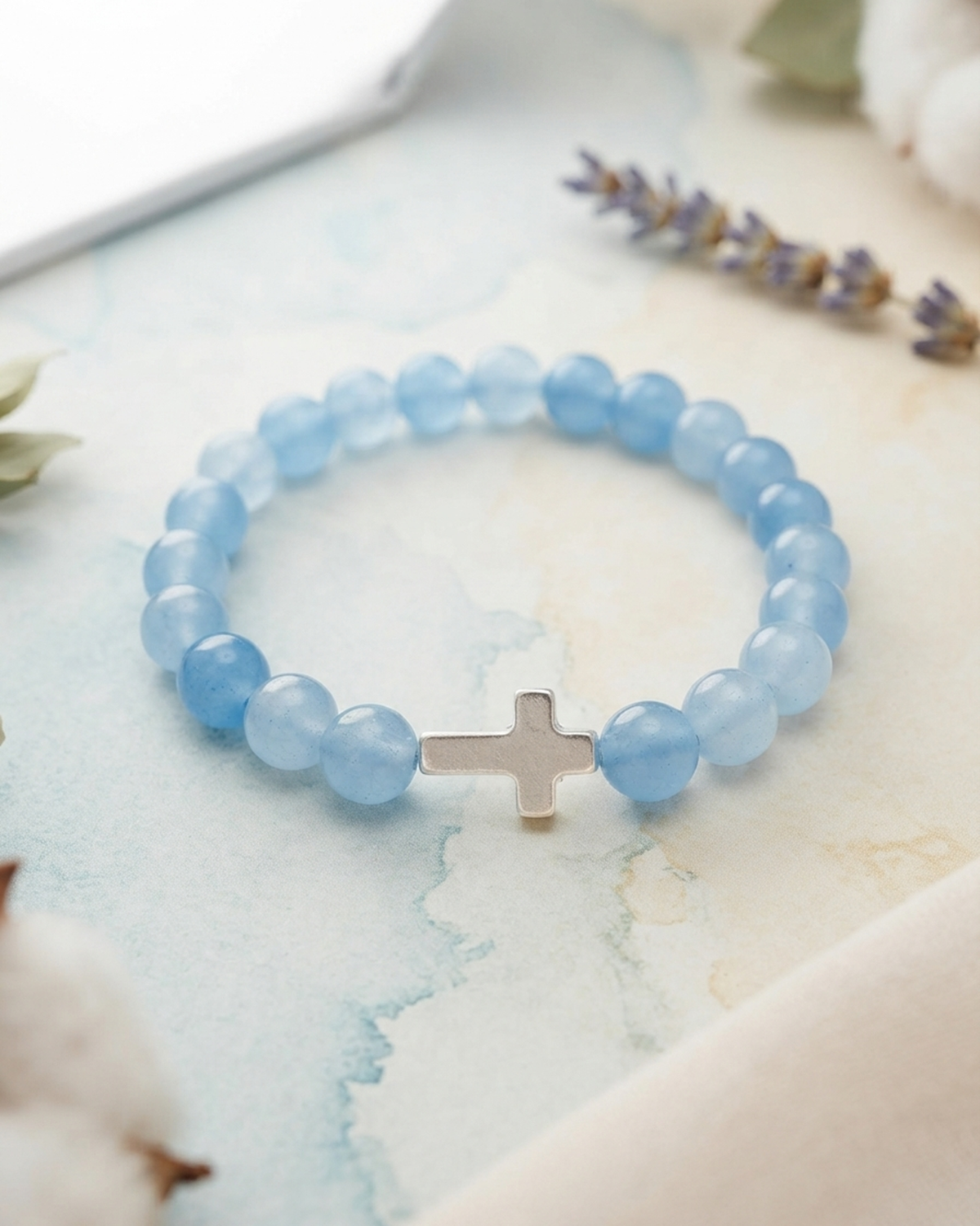 Bracelet en pierre naturelle bleu clair avec croix blanche