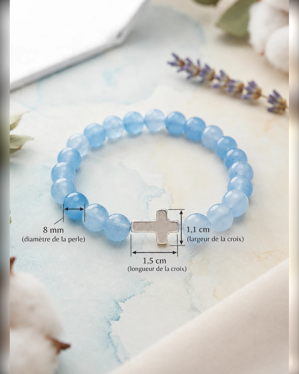 Dimensions du bracelet bleu clair et blanc : perle 8 mm, croix 1,5 x 1,1 cm