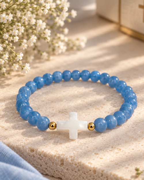 Bracelet en pierre naturelle bleue avec croix nacrée et perles dorées
