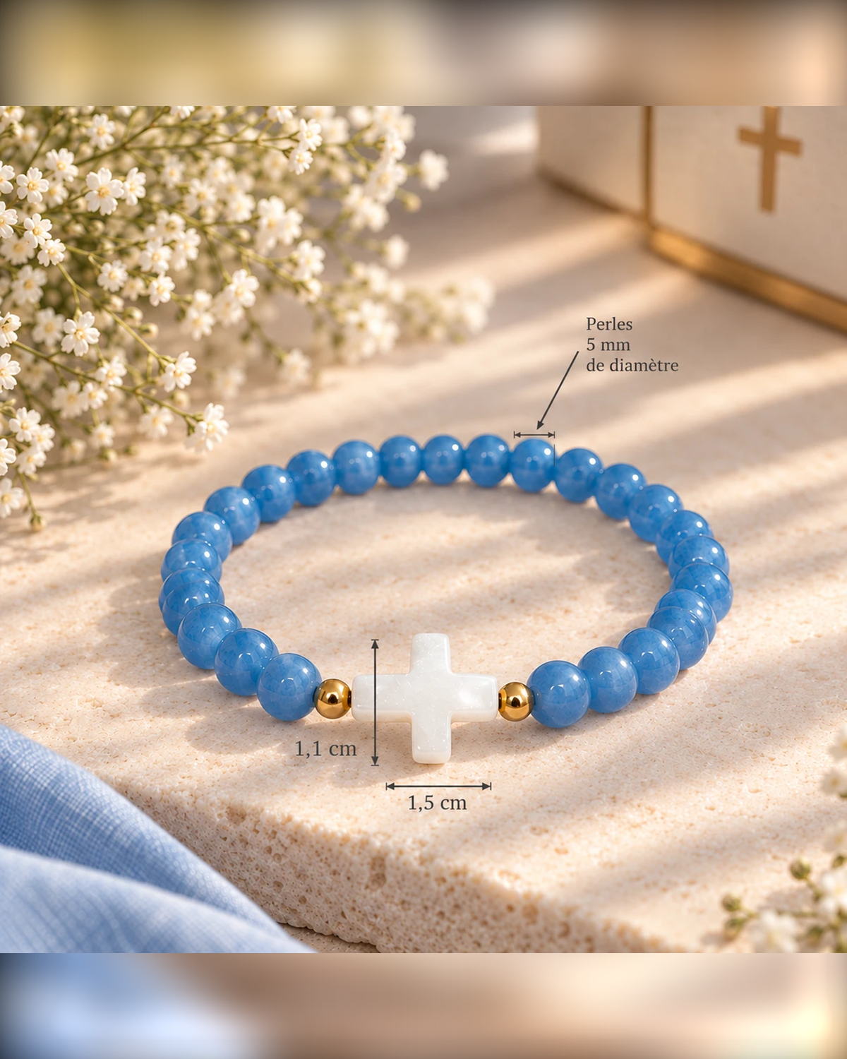 Dimensions du bracelet Bleu et Doré : perle 5 mm, croix 1,5 x 1,1 cm