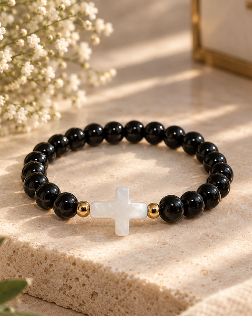 Bracelet en pierre naturelle noire avec croix nacrée et perles dorées