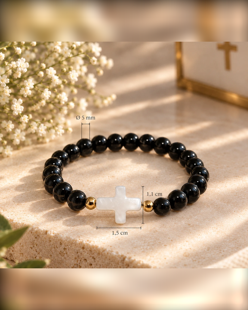 Dimensions du bracelet Noir et Doré : perle 5 mm, croix 1,5 x 1,1 cm