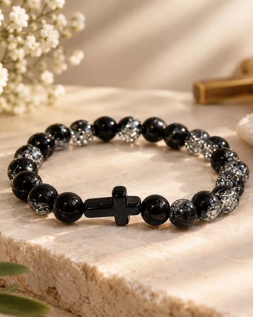 Bracelet en pierres noires facettées avec croix et éclats de cristal argentés