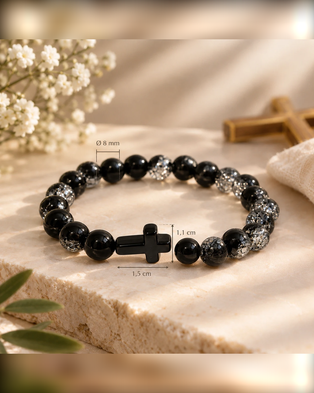 Dimensions du bracelet Noir Éclat Cristal : perle 8 mm, croix 1,5 x 1,1 cm