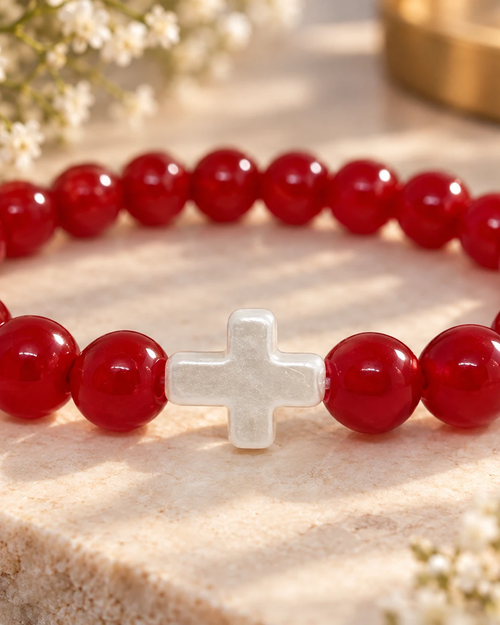 Gros plan sur la croix blanche du bracelet Amour du Christ