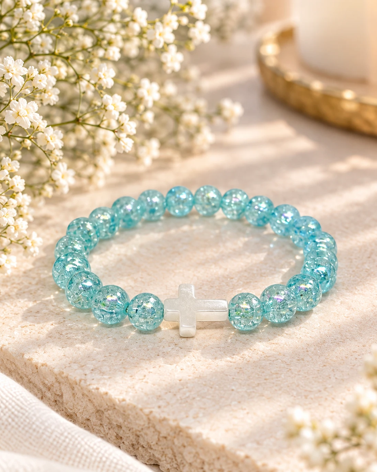 Bracelet en perles turquoise éclat cristal avec croix blanche