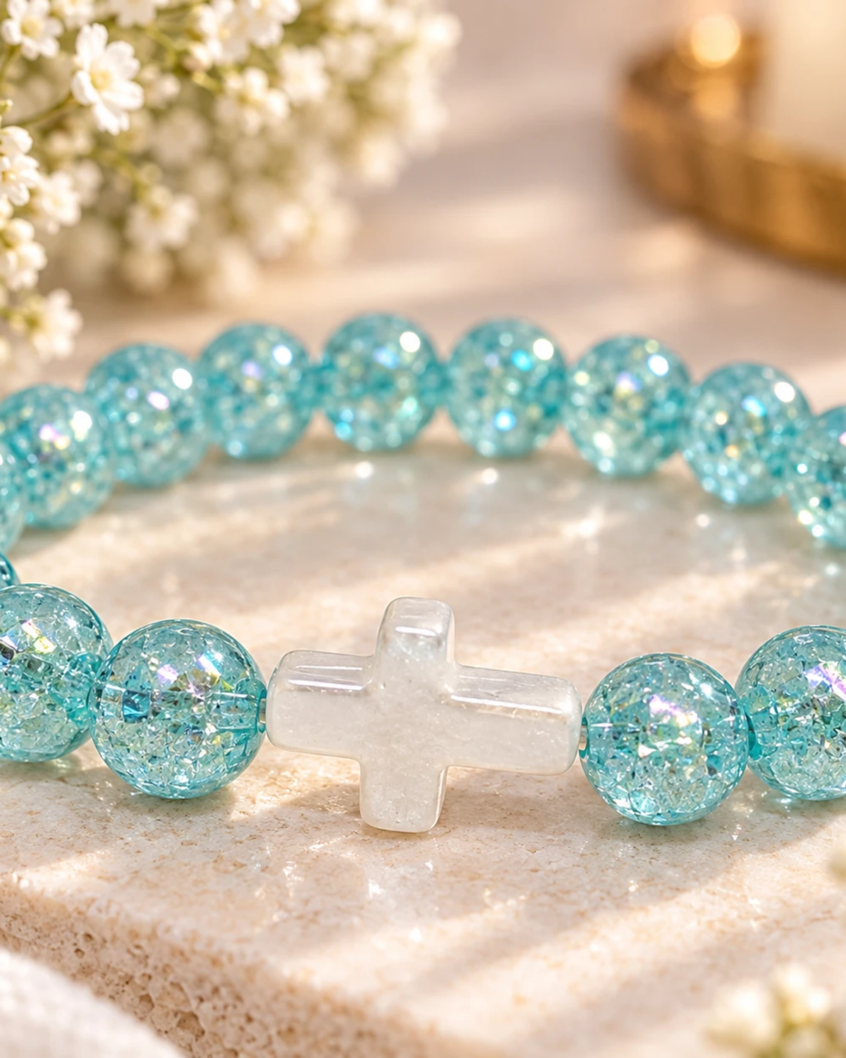 Gros plan sur la croix blanche du bracelet Turquoise Éclat Cristal