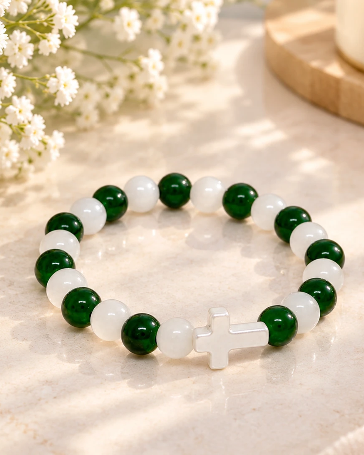 Bracelet perles vertes et blanches avec croix blanche