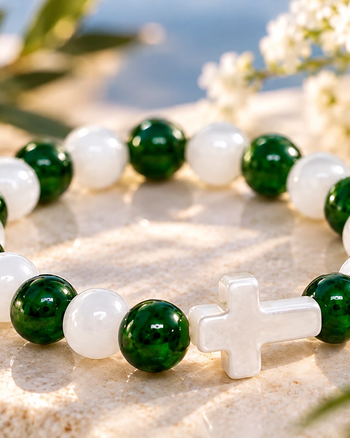Gros plan sur la croix blanche du bracelet Vert et Blanc
