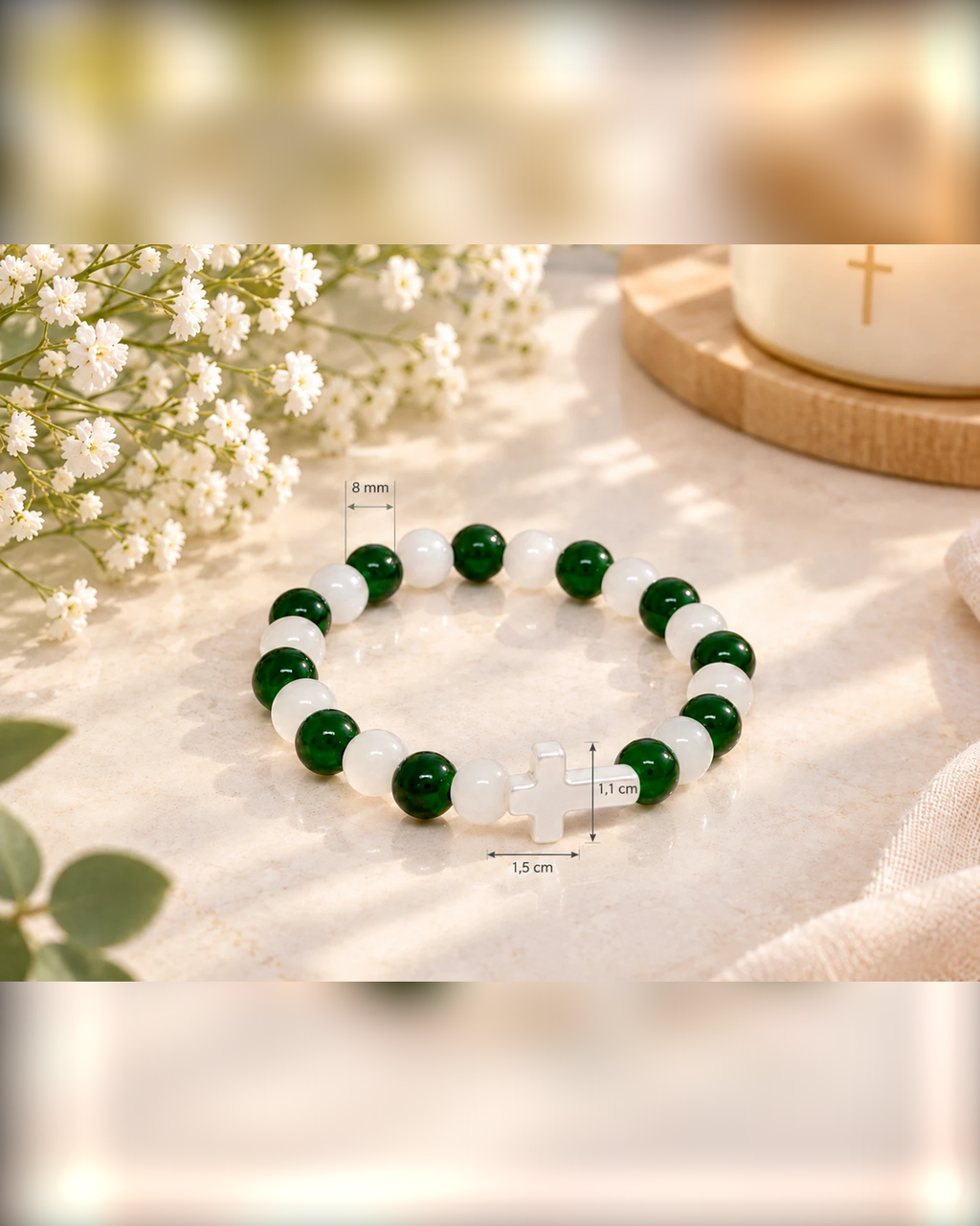Dimensions du bracelet Vert et Blanc : perle 8 mm, croix 1,5 x 1,1 cm