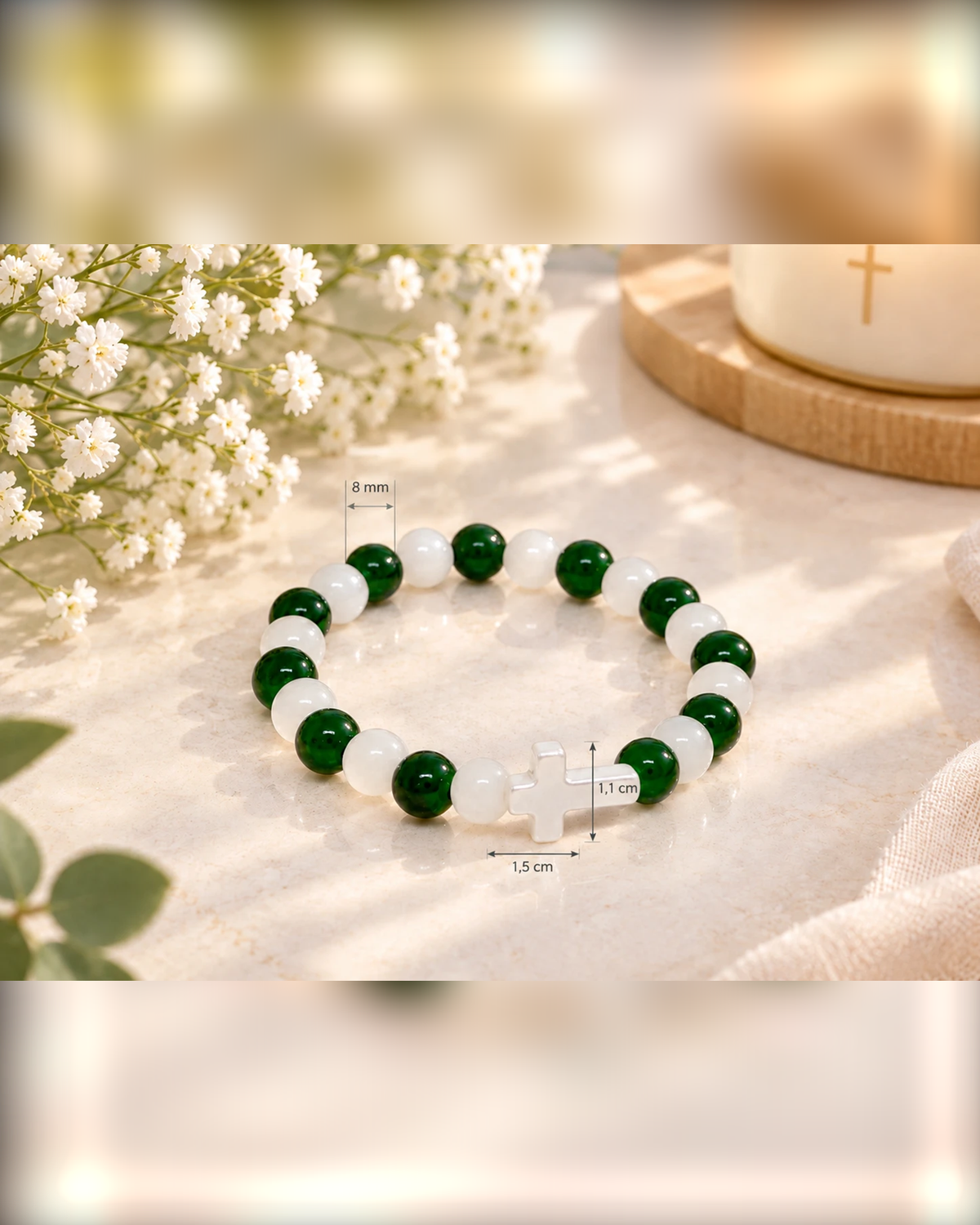 Dimensions du bracelet Vert et Blanc : perle 8 mm, croix 1,5 x 1,1 cm