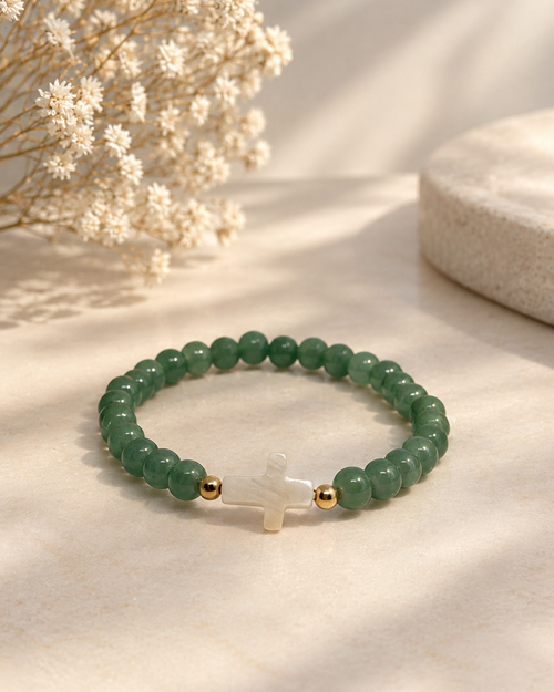 Bracelet élastique en pierre naturelle verte avec croix en nacre et perles dorées