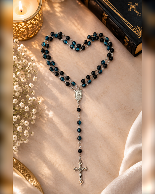 Chapelet Bleu Nuit avec Médaille Miraculeuse et crucifix, disposé en cœur