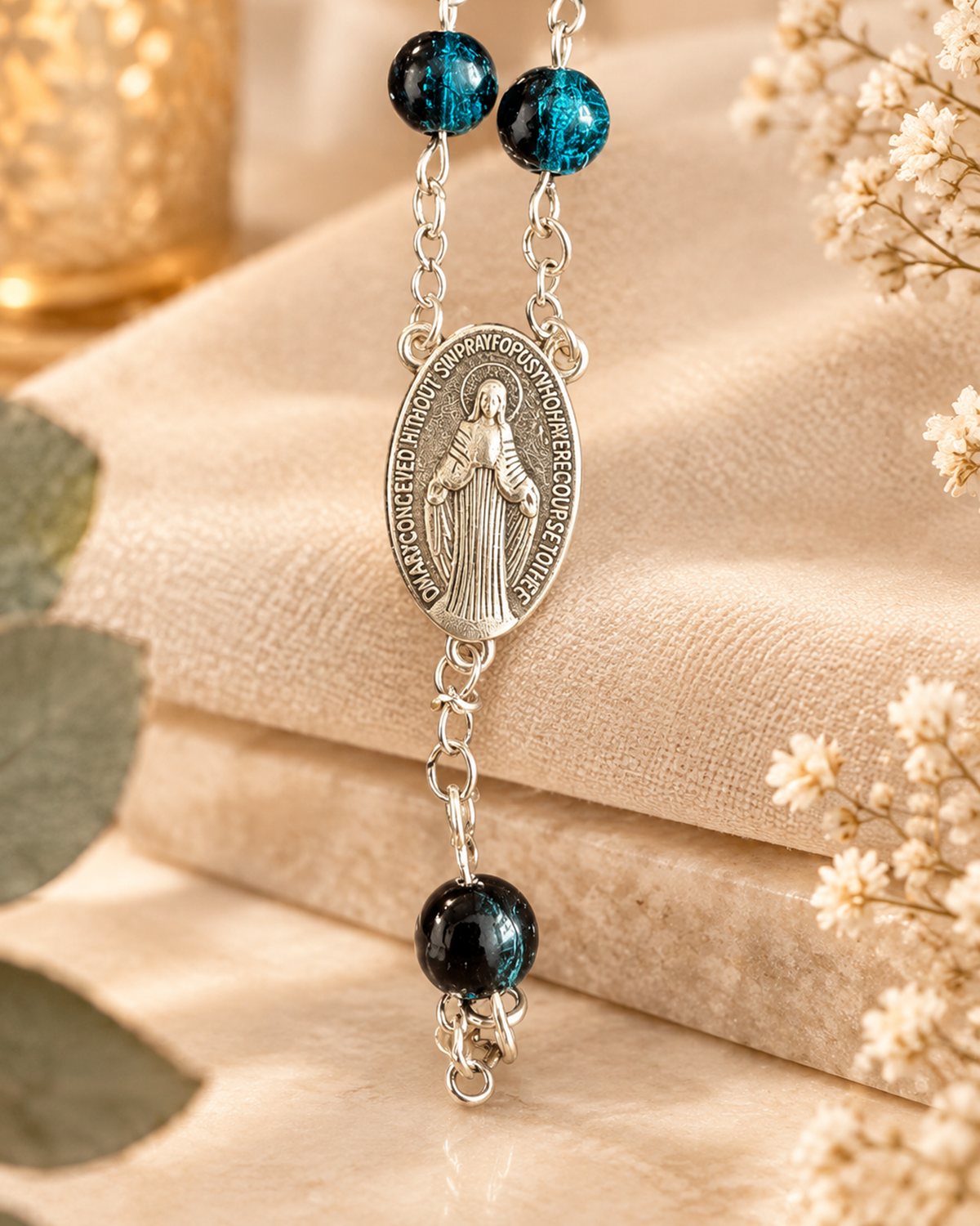 Gros plan sur la Médaille Miraculeuse du chapelet Bleu Nuit