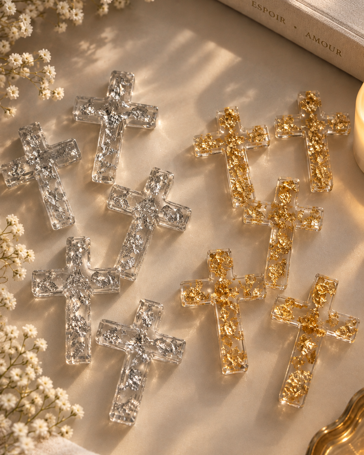 Croix en résine dorée et argentée, ornées de feuilles métalliques véritables